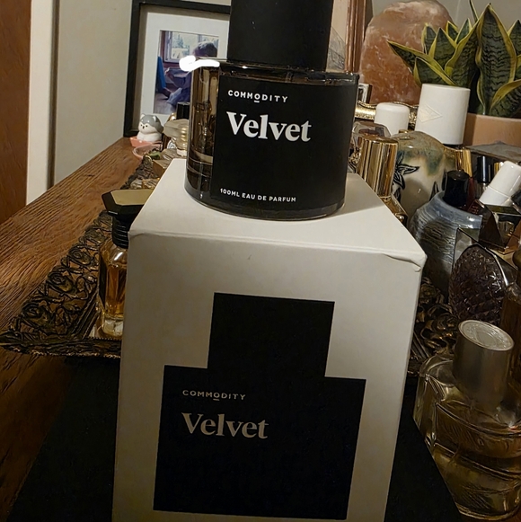 Commodity Velvet - Picture 2 of 5